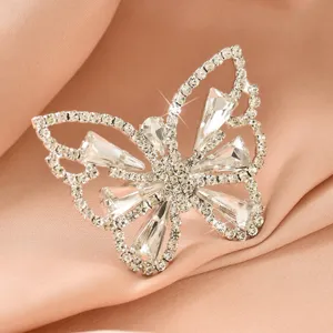 Dettaglio anello farfalla con strass scintillanti, anello aperto regolabile in lega.