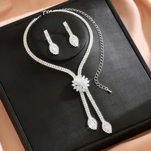 Elegante set di gioielli da sposa con collana e orecchini in strass per feste