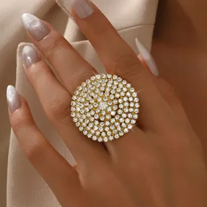 Stupendo anello statement con strass di cristallo geometrico, dettagli scintillanti donna.