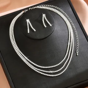 Squisito set di collana e orecchini in strass multistrato per matrimoni e feste.