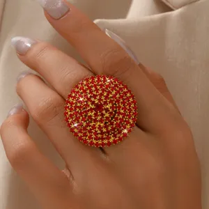 Elegante grande anello da cocktail in cristallo rosso rotondo con fascia dorata regolabile