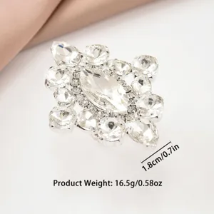 Vista dettagliata di un anello geometrico di lusso in strass con cristalli e dimensioni.