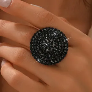 Anello con strass nero da donna, grande gioiello da dito in cristallo geometrico vista dettaglio