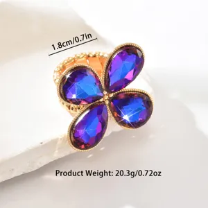 Anello in strass regolabile con cristalli a goccia blu viola brillanti ed eleganti.