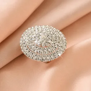 Elegante anello regolabile geometrico in strass con pietre di cristallo scintillanti.