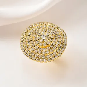 Anello dettaglio strass geometrico brillante, design cristallo dorato regolabile.