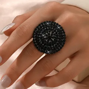 Stunner anello geometrico in strass nero dettaglio, anello cocktail regolabile scintillante.