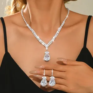 Primo piano del set collana e orecchini in zircone a goccia con brillanti pietre di cristallo.