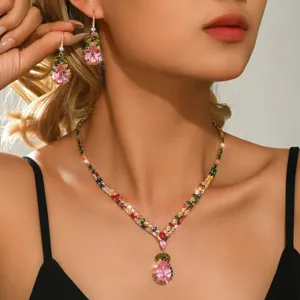 Primo piano dettagliato della collana e degli orecchini pendenti in zircone rosa.
