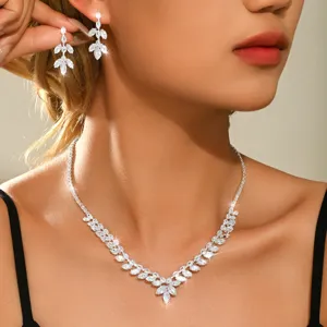 Ensemble de collier et boucles d'oreilles de mariage en zircone, détail brillant élégant.
