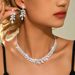 Vue rapprochée du magnifique ensemble de bijoux de mariage collier et boucles zircon.
