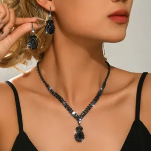 Vista dettagliata dell'elegante set di gioielli in zircone nero a forma di goccia.
