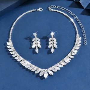 Vue détaillée de l'ensemble de bijoux collier et boucles d'oreilles feuille strass.