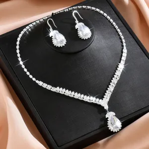 Squisito set di collana e orecchini in zircone cubico a goccia, con dettagli luminosi ed eleganti.