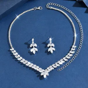 Vue détaillée de l'ensemble collier boucles d'oreilles feuilles de zircon brillantes.