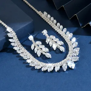 Détail de l'ensemble de collier et boucles d'oreilles de mariée en zircone feuille, brillant.