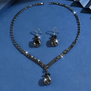 Primo piano del set collana e orecchini in zircone nero a goccia, con brillantezza elegante.