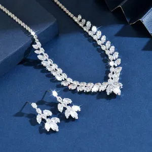 Vue détail de l'ensemble collier et boucles d'oreilles en zirconium feuille scintillante.