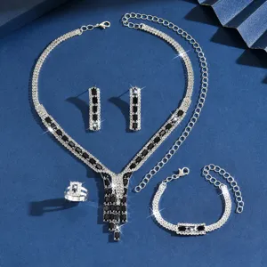 Vista detallada del conjunto de joyas de collar pendientes anillo y pulsera.