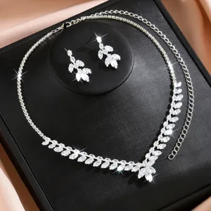 Vue détaillée de l'ensemble collier et boucles d'oreilles zircone feuille brillante.