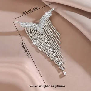 Dettaglio spilla con frange in cristallo strass, spilla da colletto scintillante e accessorio.