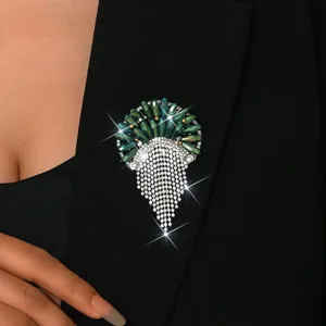 Dettaglio spilla nappa cristallo verde squisito, elegante accessorio moda per colletto in strass.