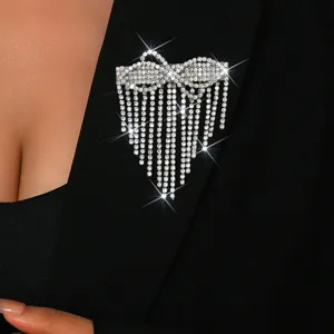 Primo piano di spilla fiocco nappa con strass scintillanti, elegante accessorio per risvolto.