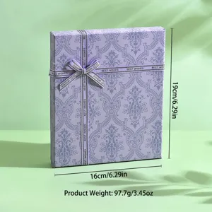 Elegante scatola regalo viola con nastro, perfetta per confezionare gioielli e regali speciali.
