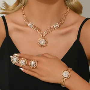 Set di gioielli geometrici in strass placcati in oro collana bracciale dettaglio.