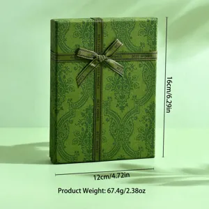 Scatola regalo verde con nastro elegante, confezione perfetta per gioielli e piccoli regali.