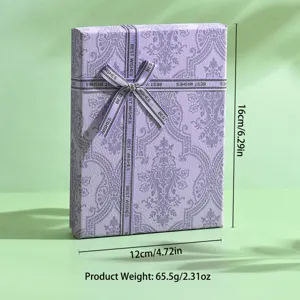Vista dettagliata della confezione regalo viola con motivo damascato e fiocco chic.