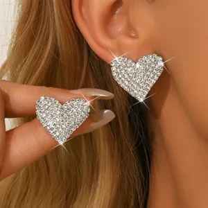 Vista dettagliata di orecchini a lobo a cuore in strass scintillanti, gioiello elegante.