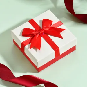 Scatola regalo bianca rossa con nastro fiocco, elegante confezione gioielli per bracciale collana.