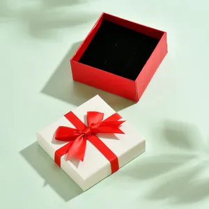 Elegante scatola per gioielli bianca e rossa con fiocco per anelli e collane.