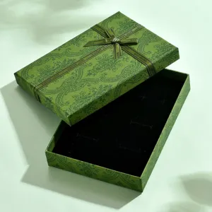 Scatola regalo per gioielli verde retrò con nastro a fiocco per anelli bracciali collane.