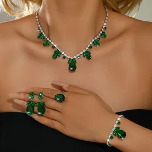 Elegante set di gioielli in zircone verde da quattro pezzi con collana e orecchini.