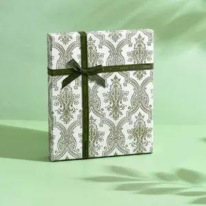 Elegante scatola regalo verde con motivo damascato e fiocco decorativo per confezionare.