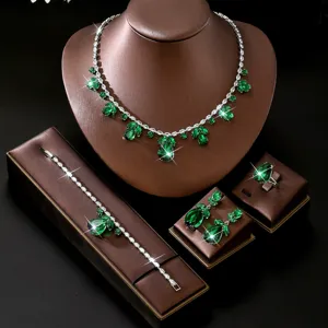 Stupendo set di gioielli in cristallo verde smeraldo con collana, bracciale, orecchini e anello.