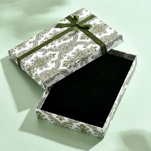 Scatola regalo per gioielli paisley verde vintage con nastro e inserto in velluto nero.
