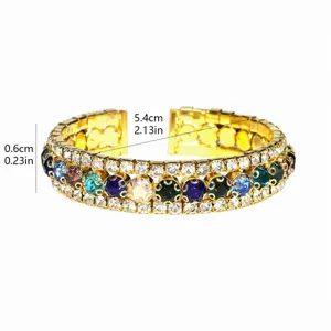 Retro Kristall offener Armreif, drei Reihen glitzernde Strasssteine, elegantes Gold Design.