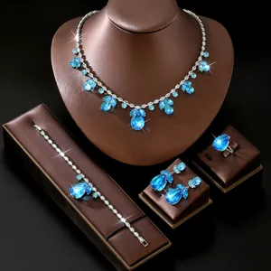 Vista dettagliata del set di gioielli in zircone blu scintillante con collana, bracciale e anello.