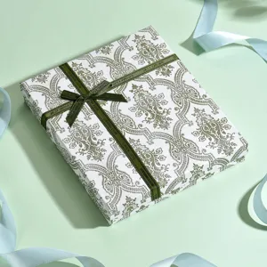 Scatola regalo elegante con motivo vintage e fiocco verde scuro per confezionare gioielli