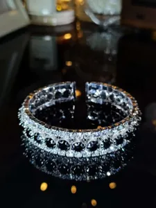 Nahaufnahme Detail des vintage offenen Armbands mit glitzernden Strasssteinen und Steinen.