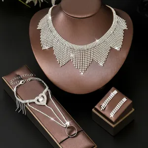 Elegante conjunto de collar gargantilla de estrás pulsera esclava y pendientes para fiesta