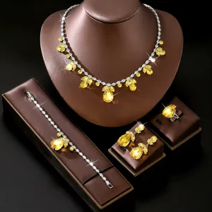 Dettaglio primo piano della splendida parure collana bracciale anello orecchini zircone