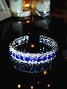 Vintage Hofstil Strass offener Armreif Detailansicht, funkelnder blauer und weißer Kristall.