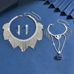 Vista detallada del conjunto de collar de borlas de diamantes de imitación brillantes.