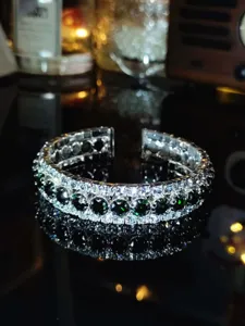 Vintage Kristall Manschettenarmband glänzende Strasssteine offener Armreif edler Schmuck.