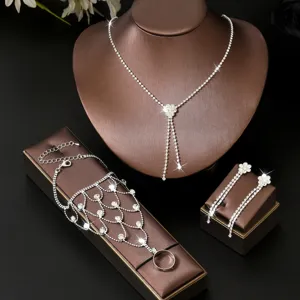 Conjunto de joyas de boda de novia con collar pendientes y cadena de mano de estrás.
