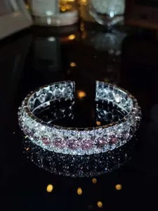 Detailansicht des vintage Kristall offener Armreif, glitzernde Strass drei Reihen Design.